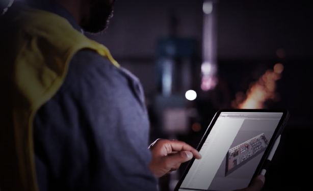 maintenance-excellence-man-tablet-pic-navigation maintenance-excellence-man-tablet-pic-navigation