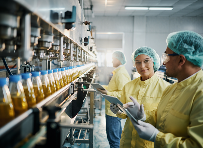 2025-q4-oee-production-operators-at-bottling-line_v2